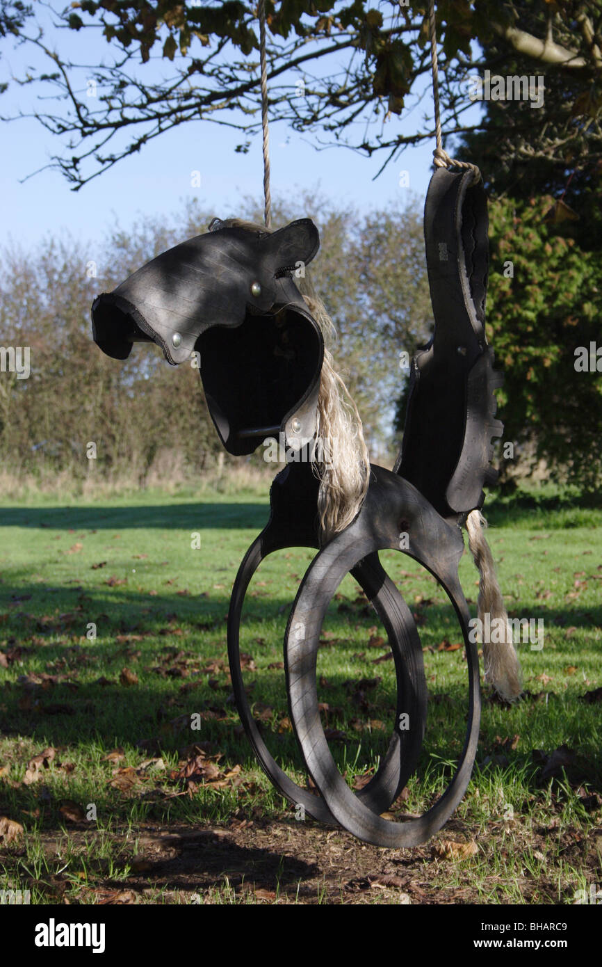 Cavallo a dondolo altalena fatta da pneumatici riciclati Foto Stock