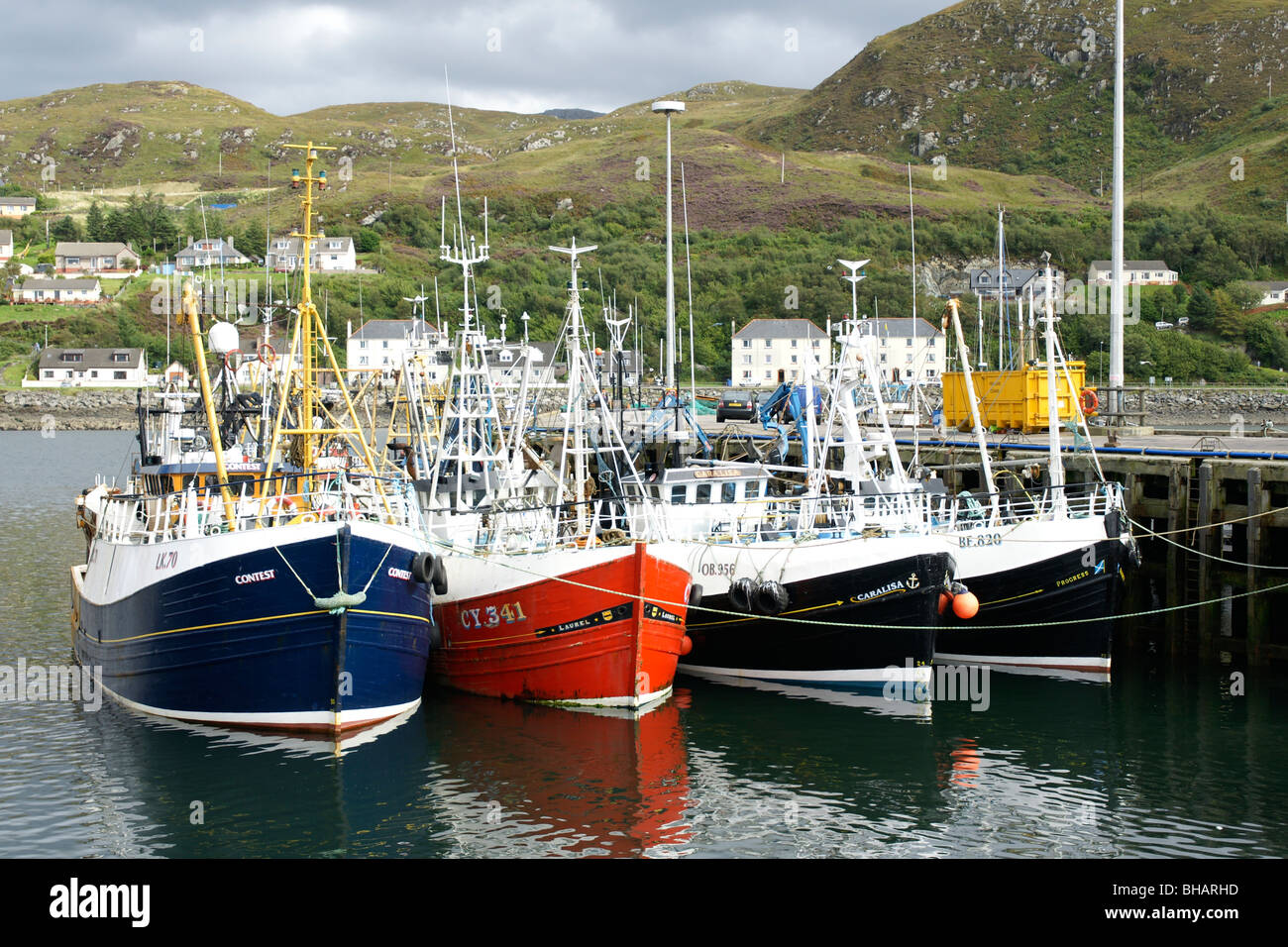 Le navi per la pesca a strascico nel porto di Mallaig Foto Stock