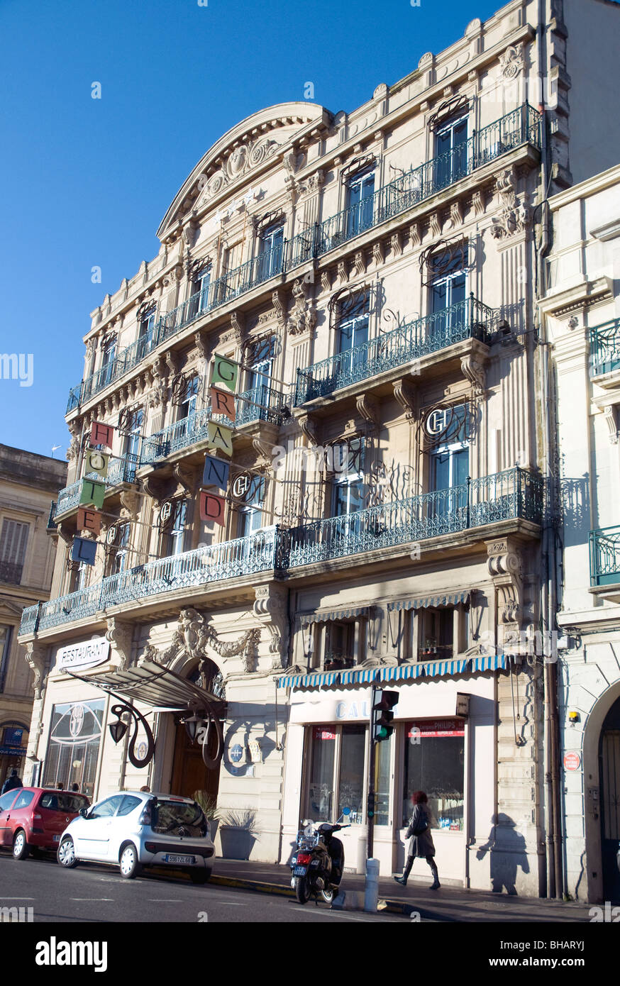 Sète's Grand Hotel con le sue graziose un'architettura del XIX secolo si affaccia su una giunzione di canali nel vecchio centro della città Foto Stock