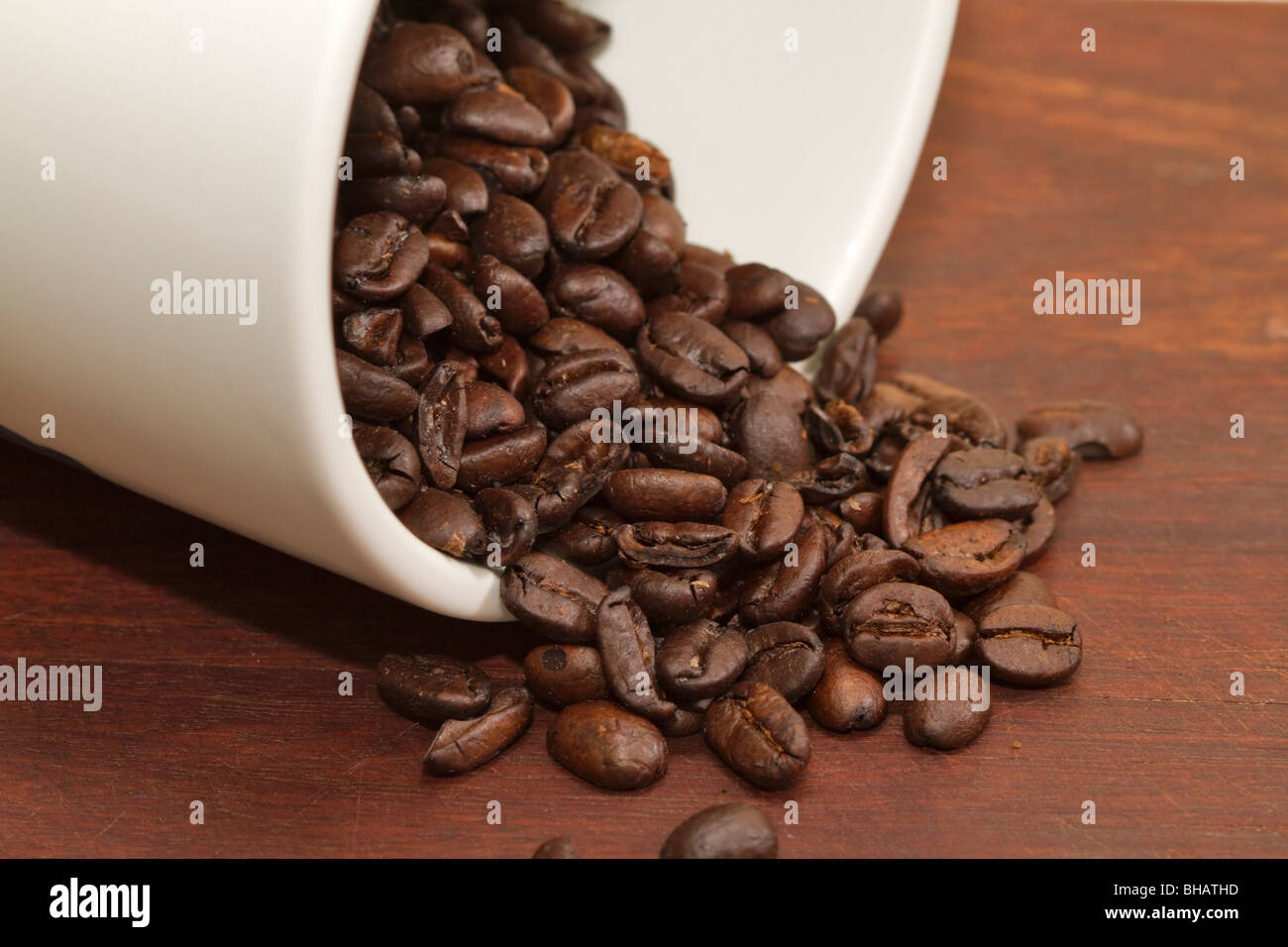 I chicchi di caffè in un vaso bianco Foto Stock