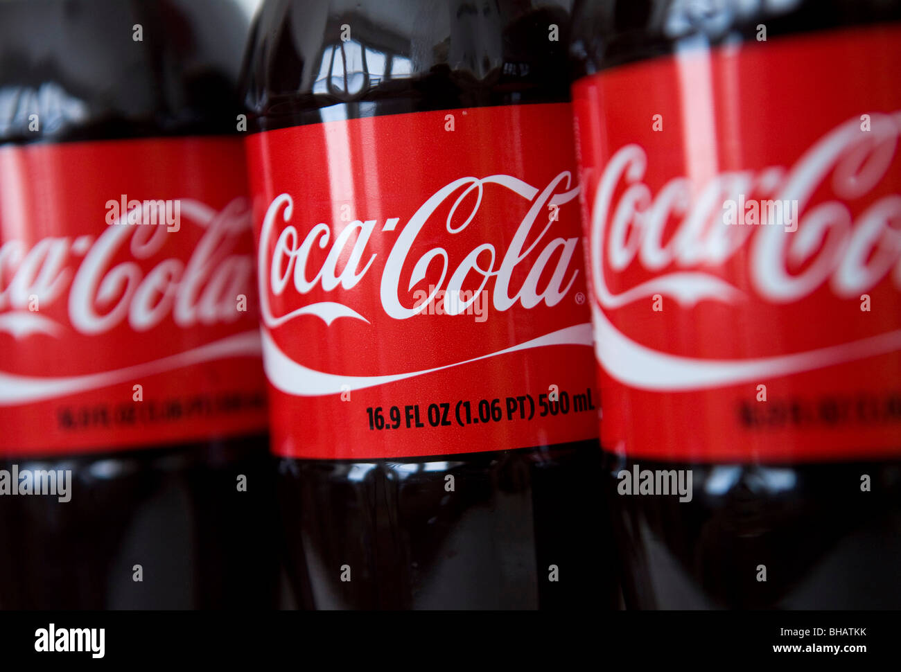 Un raggruppamento di bottiglie di Coca Cola. Foto Stock