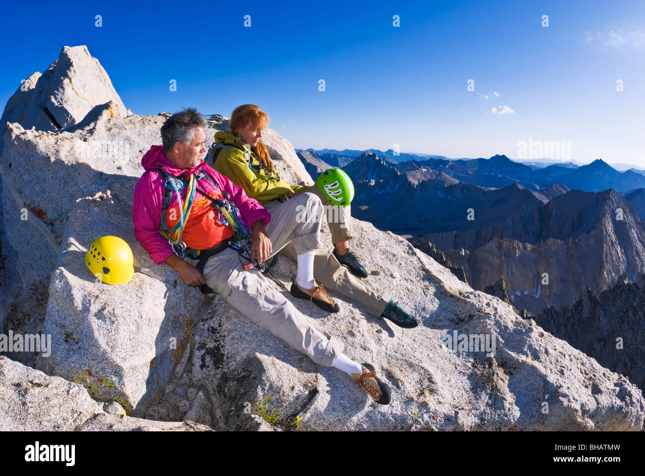 Gli alpinisti sulla cima di Bear Creek guglia, John Muir Wilderness, Sierra Nevada, in California Foto Stock