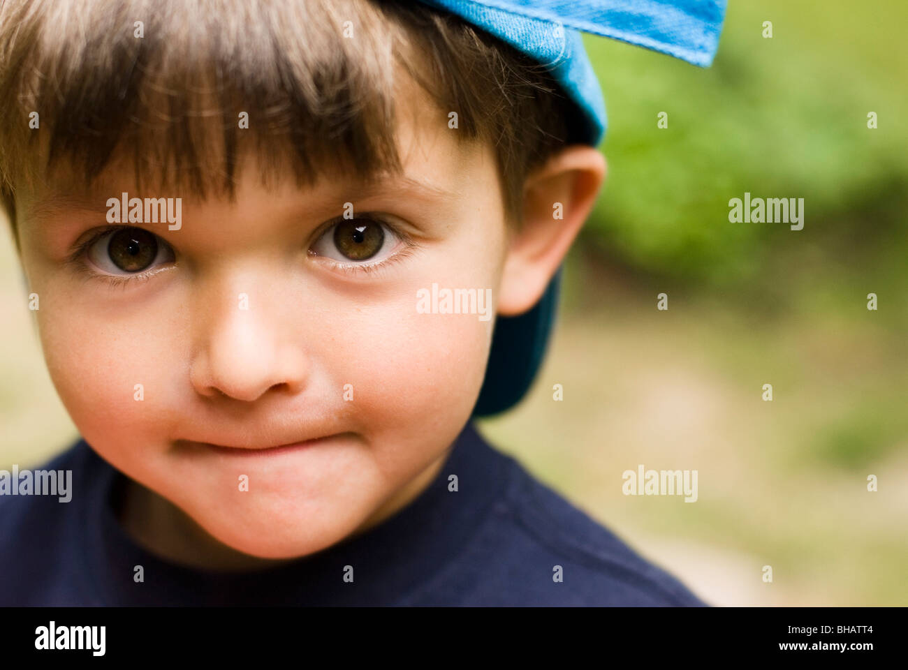 Ragazzo che guarda innocente Foto Stock