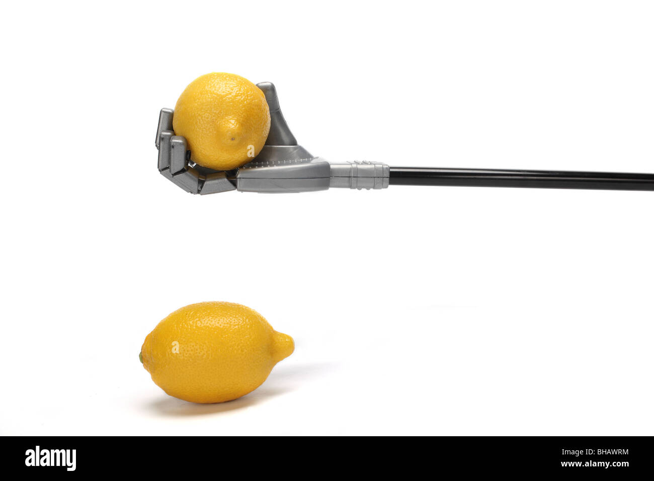 Robot vegetale limone vegetariana veg cibo crudo fame mangiare cibi non cotti prendere mano le dita del braccio tenere il dito tenendo delicato ok Foto Stock