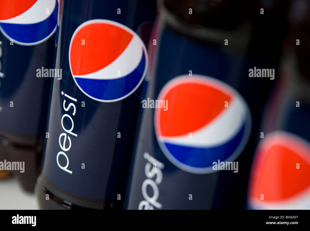 Un raggruppamento di bottiglie di Pepsi. Foto Stock