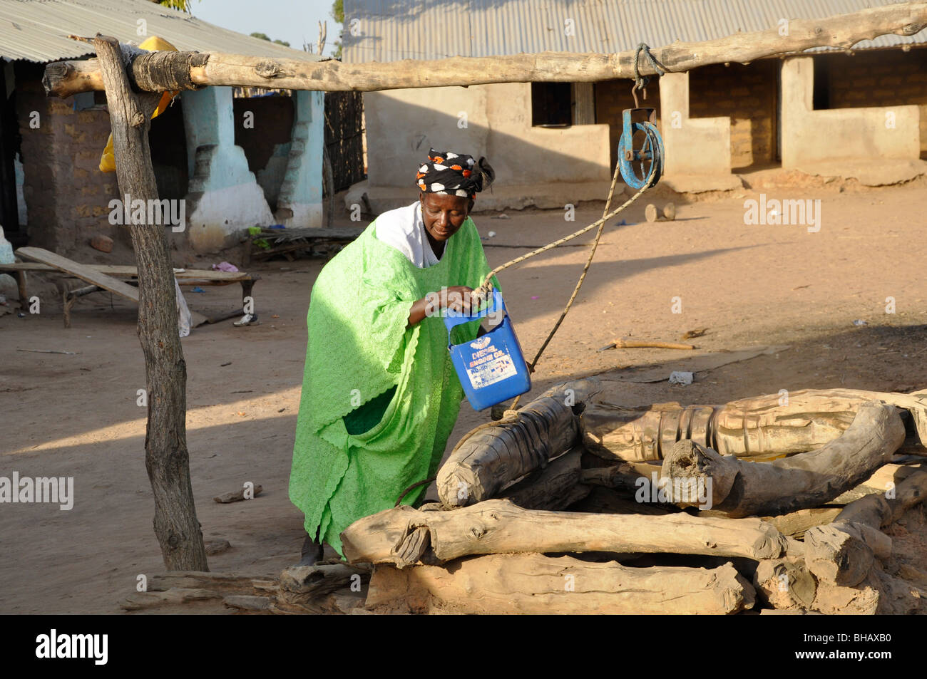 Donna il recupero di acqua in un villaggio della Gambia Foto Stock