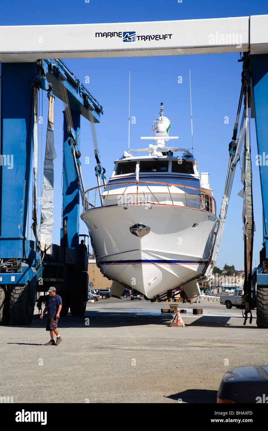 Grandi marine travelift spostando un motoryacht a Port Townsend Boat Haven Washington STATI UNITI D'AMERICA Foto Stock