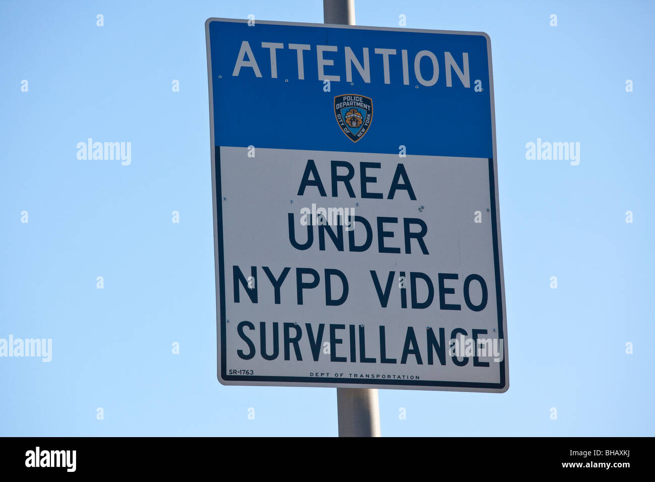 Area Sotto NYPD Video sorveglianza strada segno nella città di New York Foto Stock