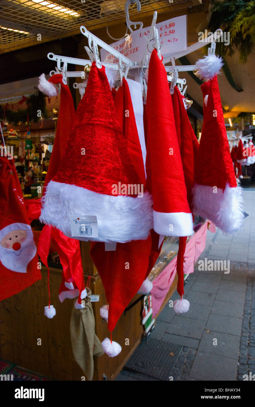 Cappelli di Natale Marienplatz Christkindlmarkt mercato di Natale Monaco di Baviera Baviera Germania Europa Foto Stock