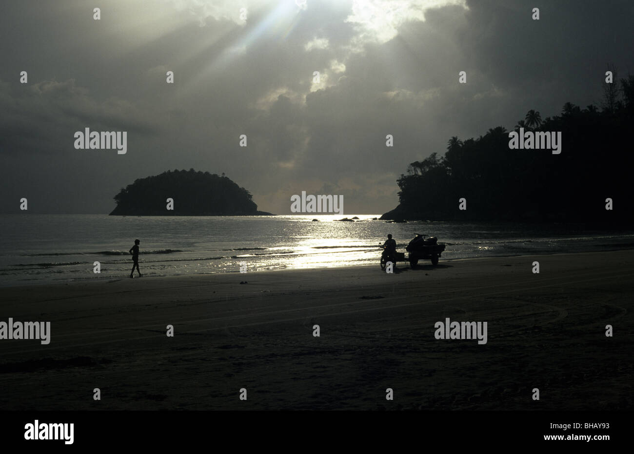 Sunsetting su Karon Beach in Phuket, Tailandia Foto Stock