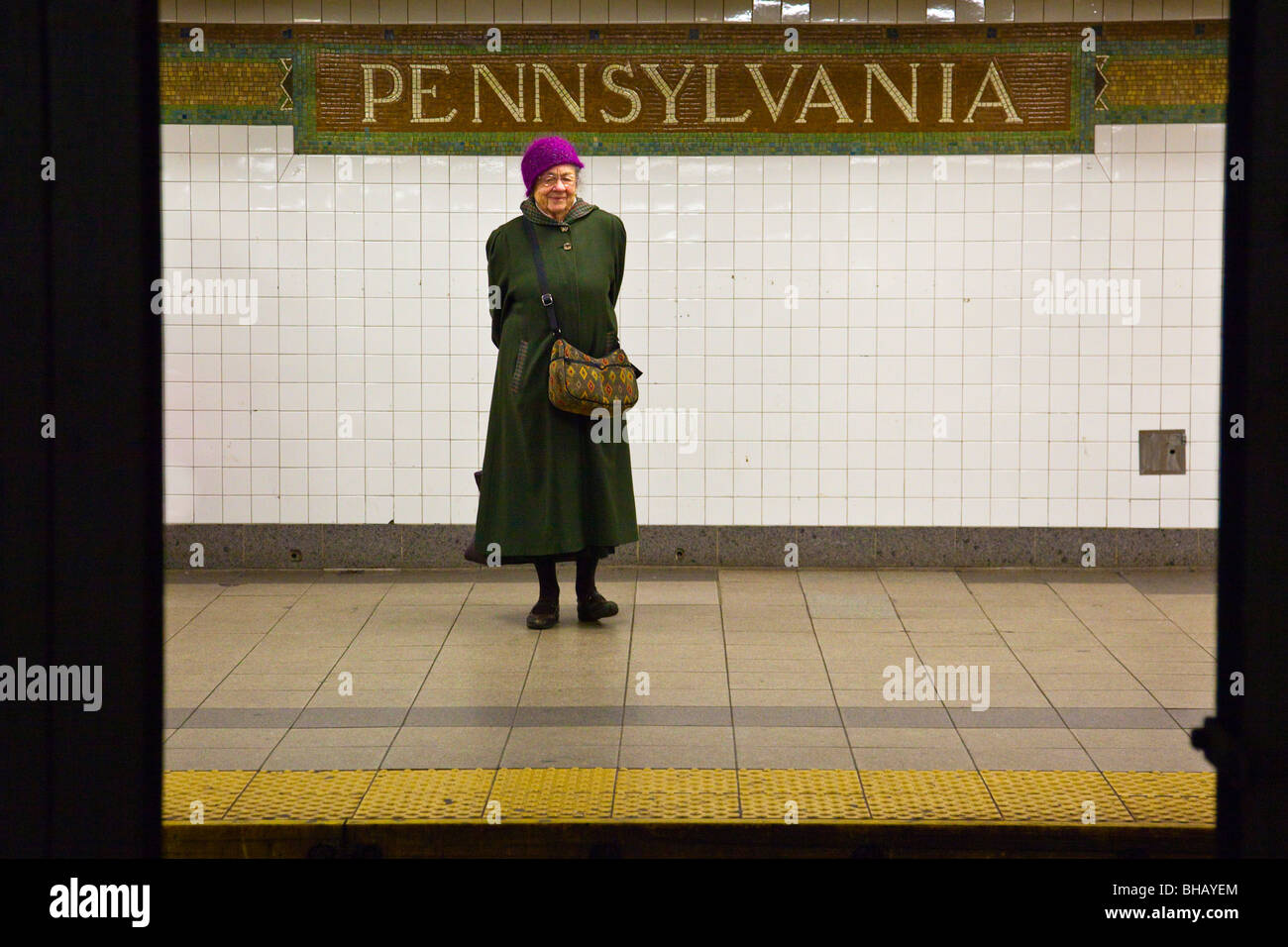 La donna in attesa, Pennsylvania Station piattaforma della metropolitana di New York City Foto Stock