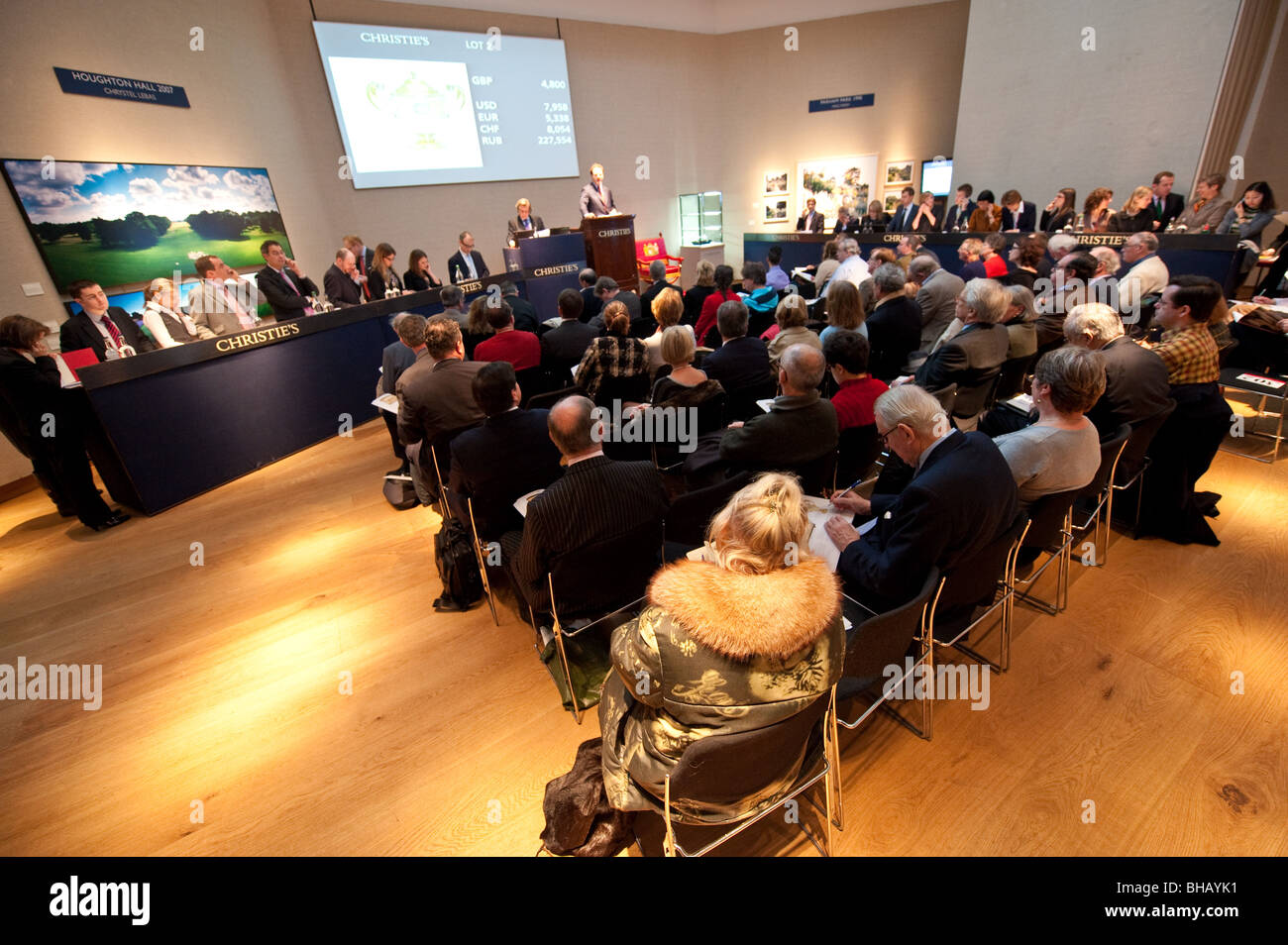 Gli offerenti e i banditori in salesroom a Chrostie's, Londra Foto Stock