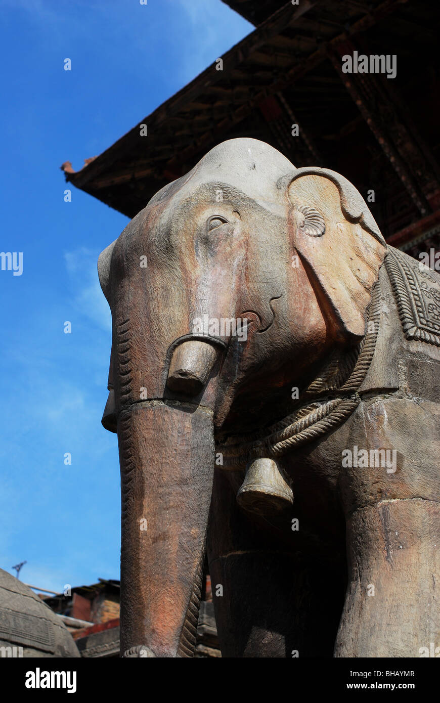 Antica scultura di elefante sotto il cielo blu a Durbar Square,bhaktapur,Nepal Foto Stock