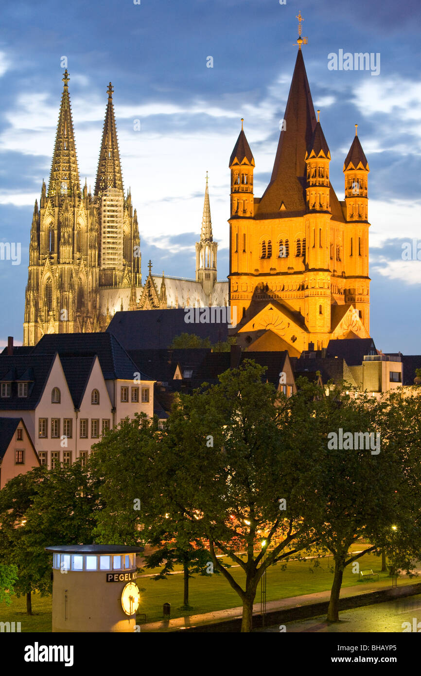 La cattedrale di Colonia, Chiesa LORDI DI ST. MARTIN, passeggiata sul lungofiume del Reno a Colonia, RENANIA DEL NORD-VESTFALIA, Germania Foto Stock