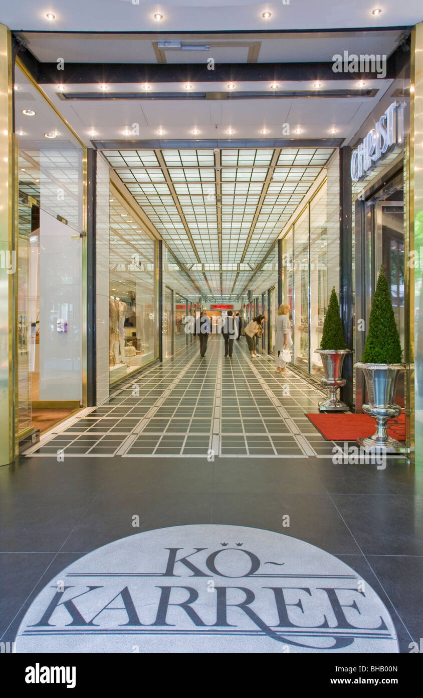 SHOPPING ARCADE KO-KARREE al viale commerciale Konigsallee IN DUSSELDORF, Nord Reno WHESTPHALIA, Germania Foto Stock