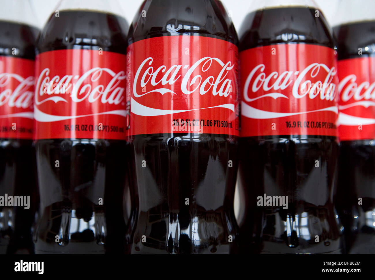 Un raggruppamento di bottiglie di Coca Cola. Foto Stock