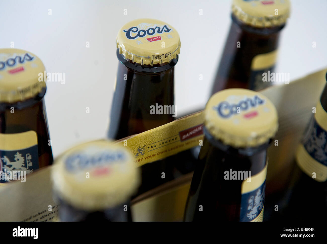 Un raggruppamento di Coors bottiglie di birra. Foto Stock