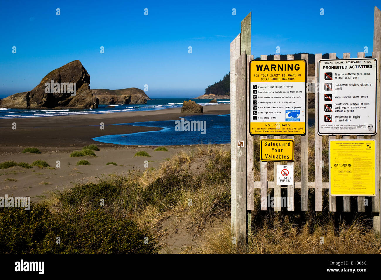 Cartelli di avvertimento elenca numerosi pericoli e rischi sulla spiaggia appena a nord di pistola River State Park, Oregon, Stati Uniti d'America. Foto Stock