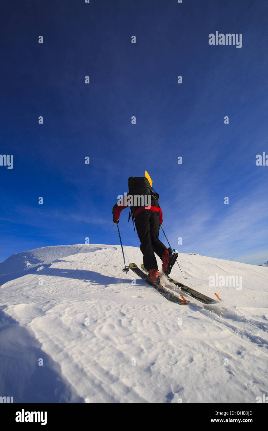 Uomo sci backcountry fino un gelido ridge vicino Wrangell picco, Tongass National Forest, a sud-est di Alaska, inverno Foto Stock