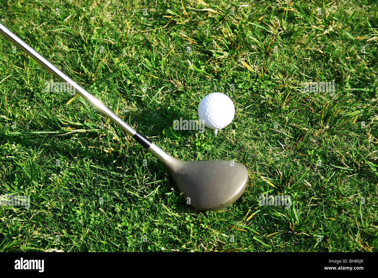 Giocatore di golf tees fino la sua palla per drive Foto Stock