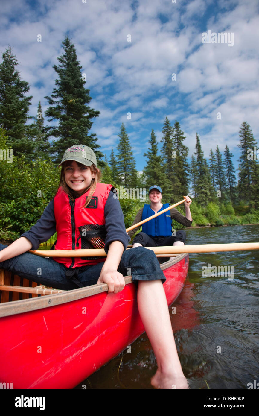 Madre e figlia paddling una canoa insieme sul lago Byers, Denali State Park, centromeridionale Alaska, estate Foto Stock