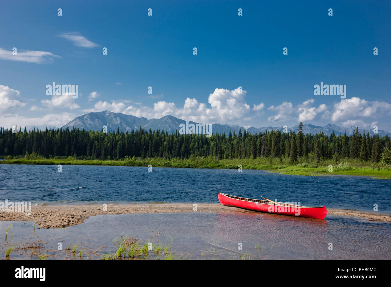 Red canoe sulla riva del lago Byers, estate, Denali State Park, centromeridionale Alaska Foto Stock