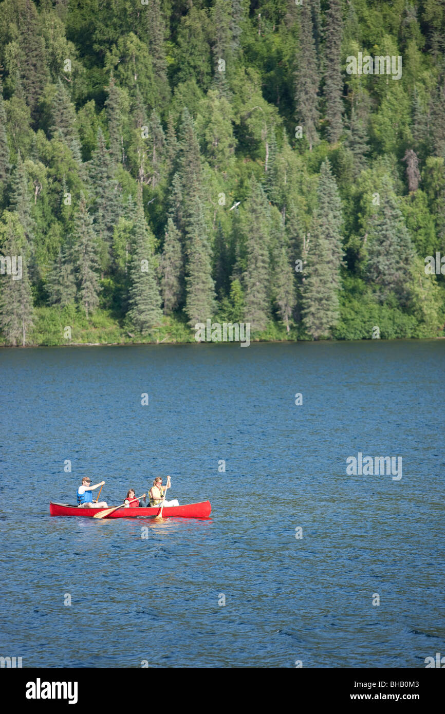Piastre di famiglia una canoa insieme sul lago Byers, estate, Denali State Park, centromeridionale Alaska Foto Stock