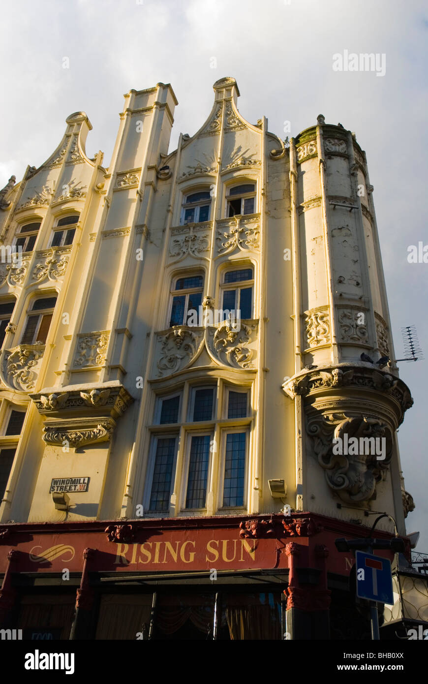 Rising Sun public house Tottenham Court Road Central Londra Inghilterra Regno Unito Europa Foto Stock