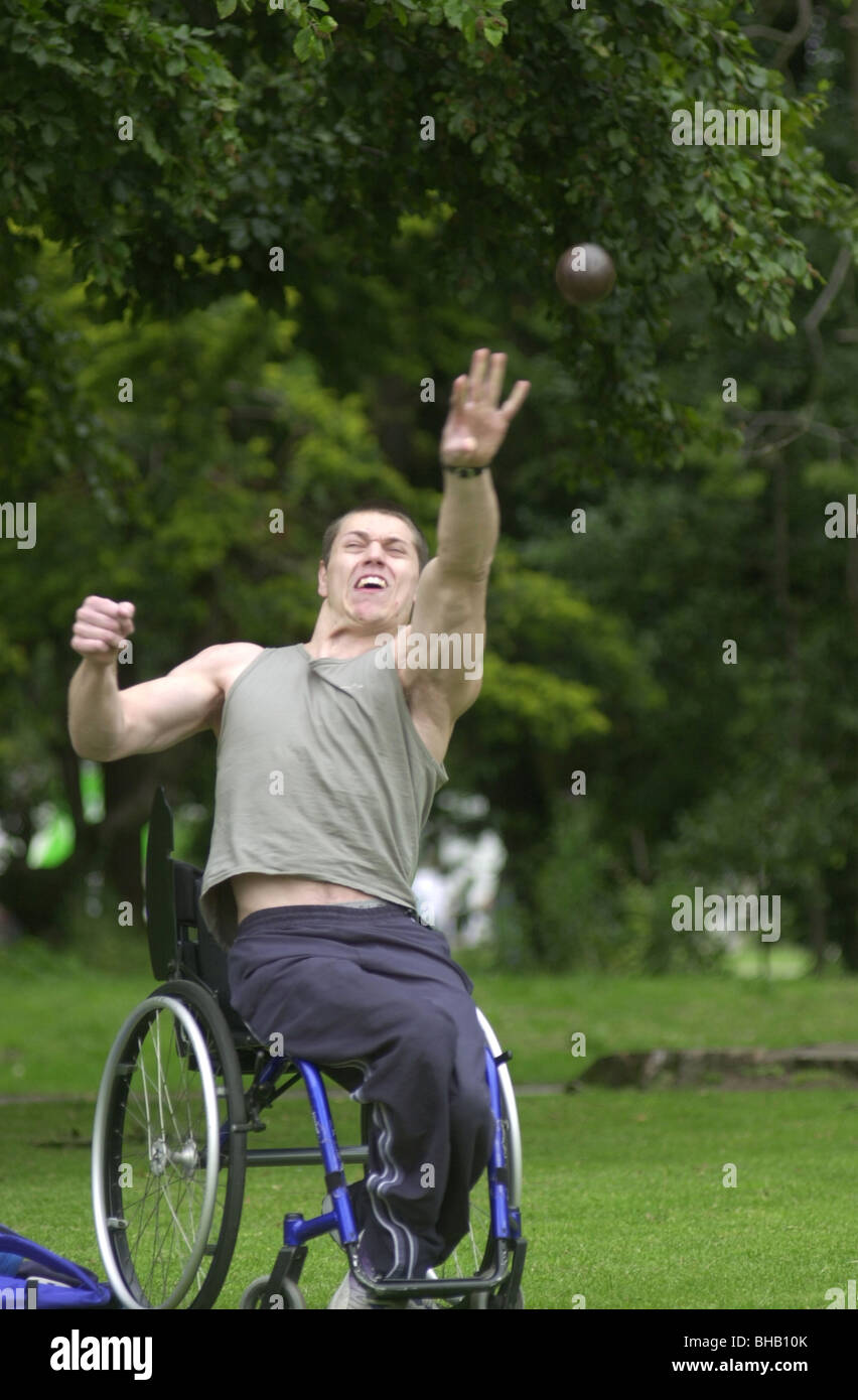 Bianco giovane uomo disabili practice shot ponendo UK Foto Stock