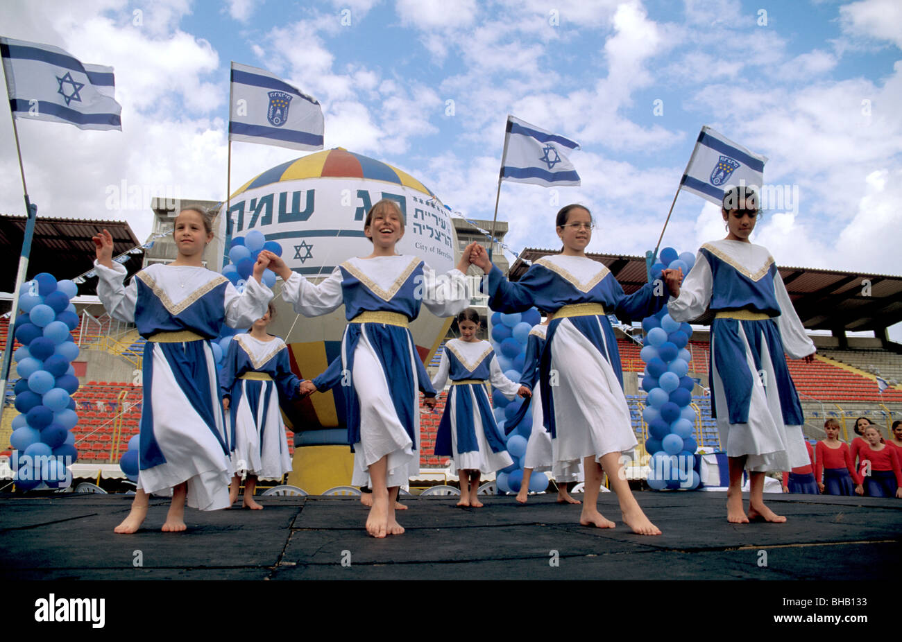 Israele, studentesse celebra il giorno di indipendenza in Herzlia Foto Stock