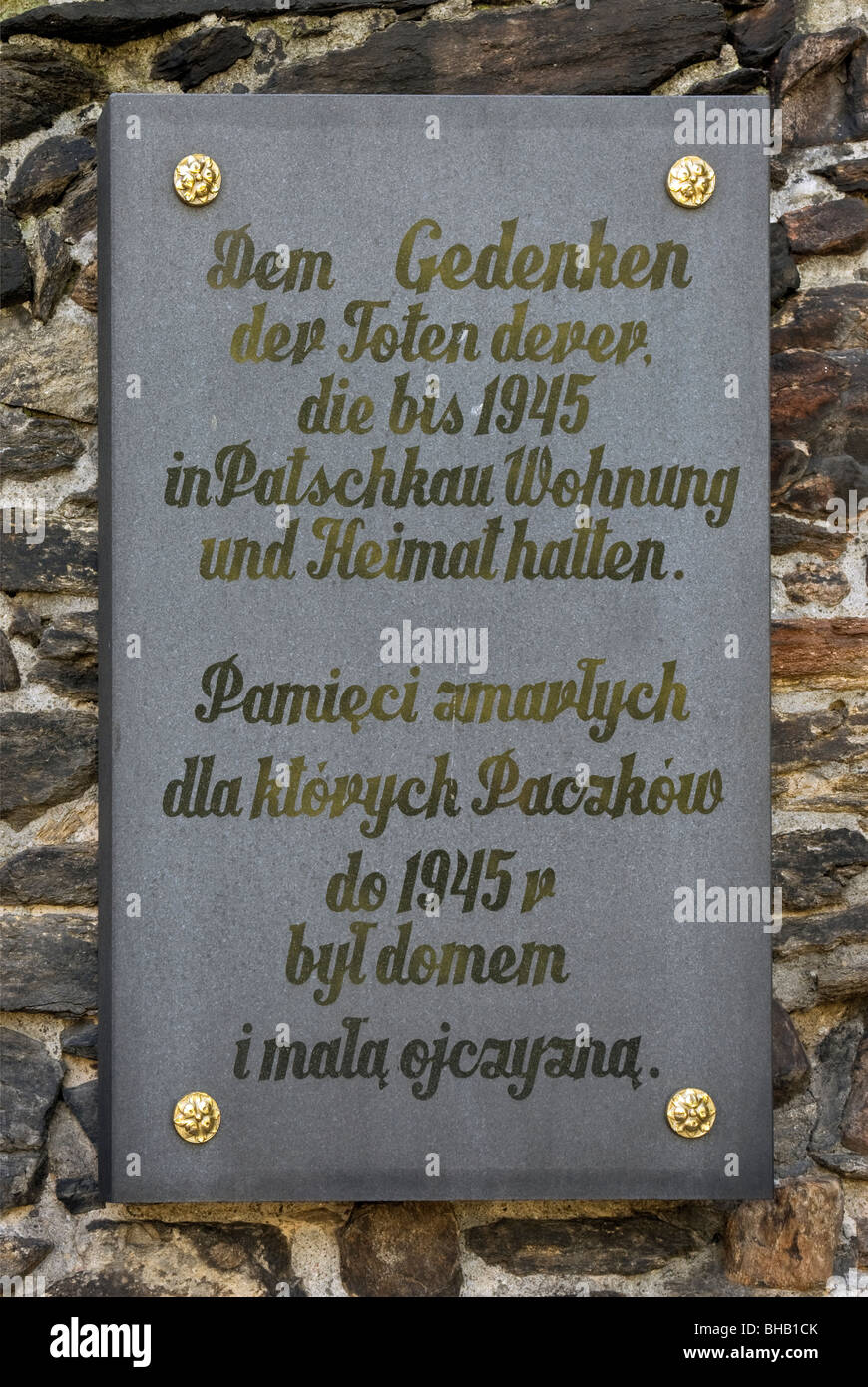 Lapide che ricorda la popolazione tedesca espulsi dopo WW2 a Giovanni evangelista chiesa in Paczków, Opolskie, Polonia Foto Stock