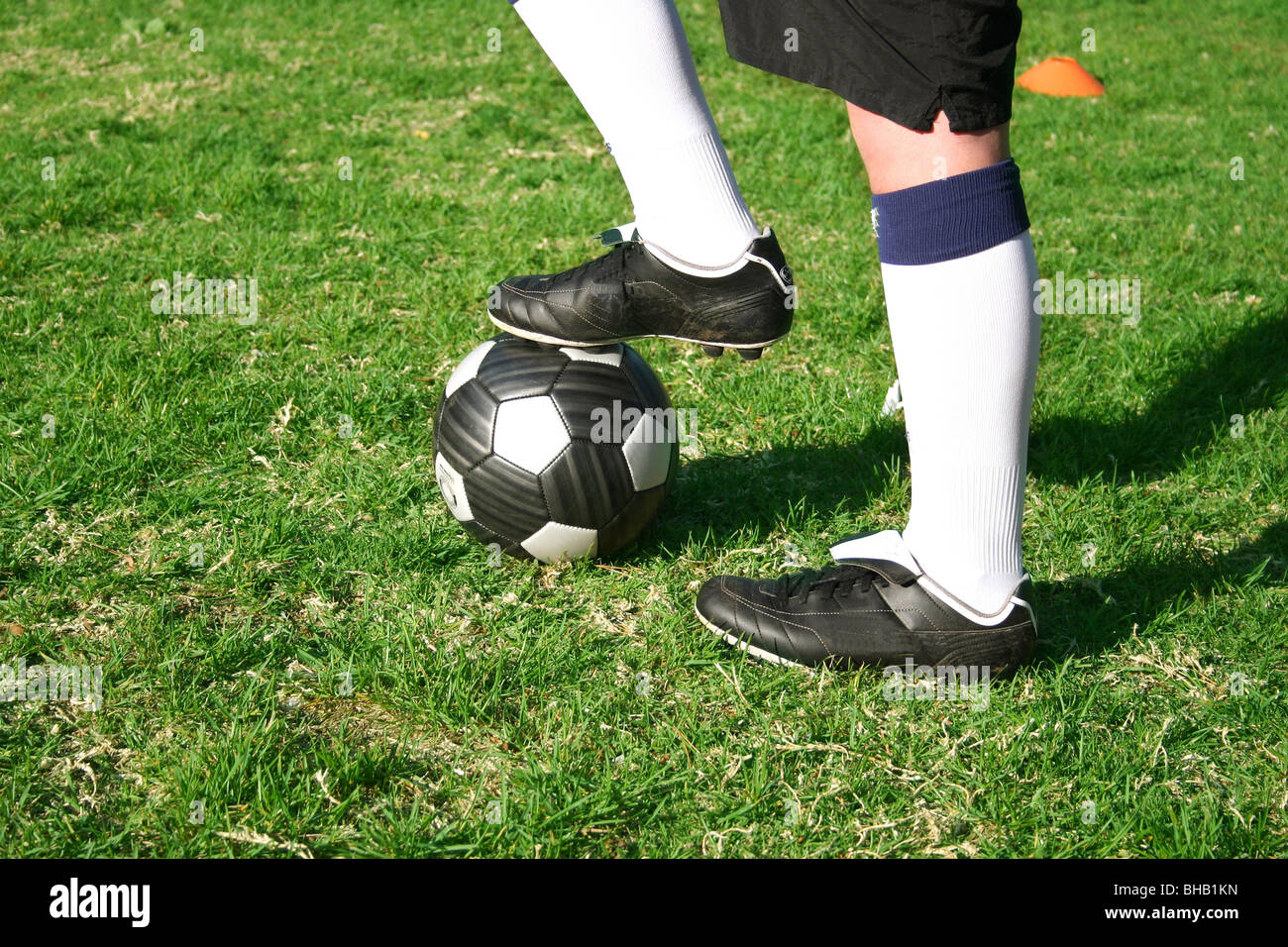 Giocatore di calcio scarpa da calcio sulla parte superiore della sfera Foto Stock