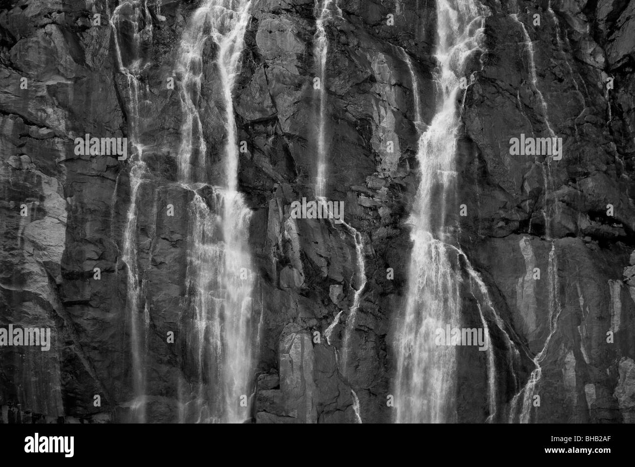 Una cascata precipita sulla roccia a strapiombo sul Juneau Campo di ghiaccio in Alaska sudorientale Foto Stock