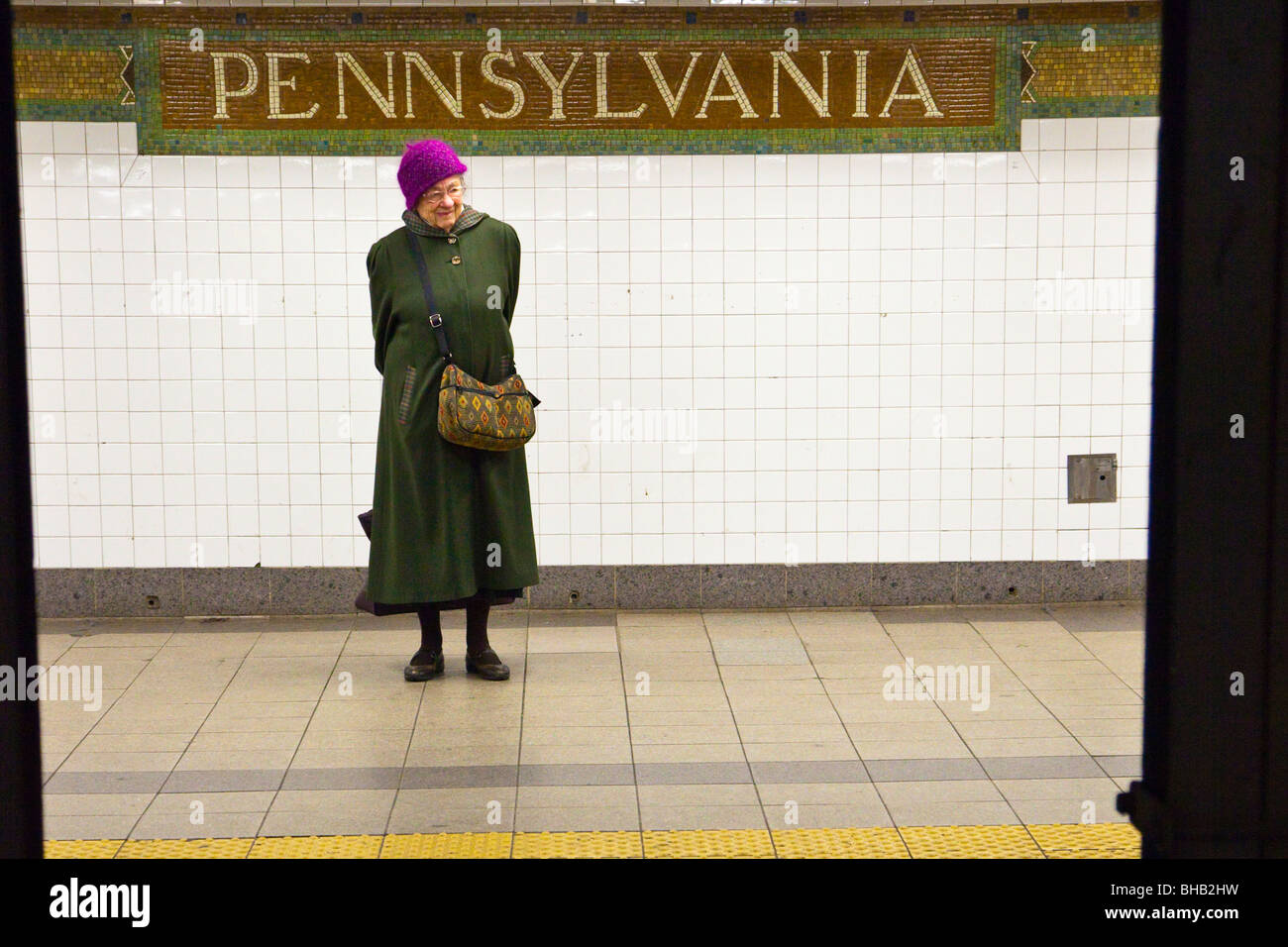 La donna in attesa, Pennsylvania Station piattaforma della metropolitana di New York City Foto Stock