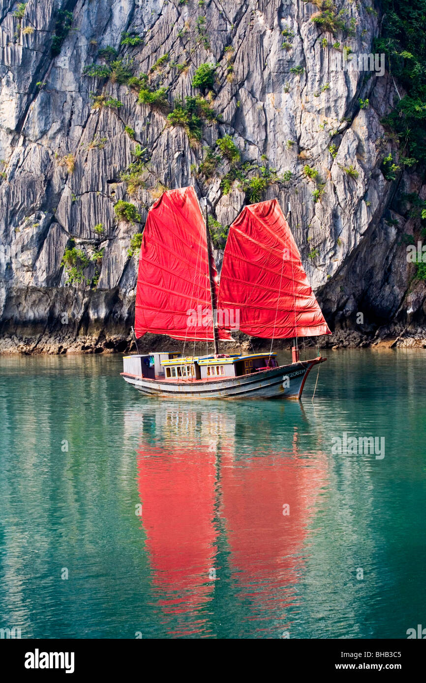 Barca a vela di posta indesiderata, Halong Bay, Vietnam Foto Stock