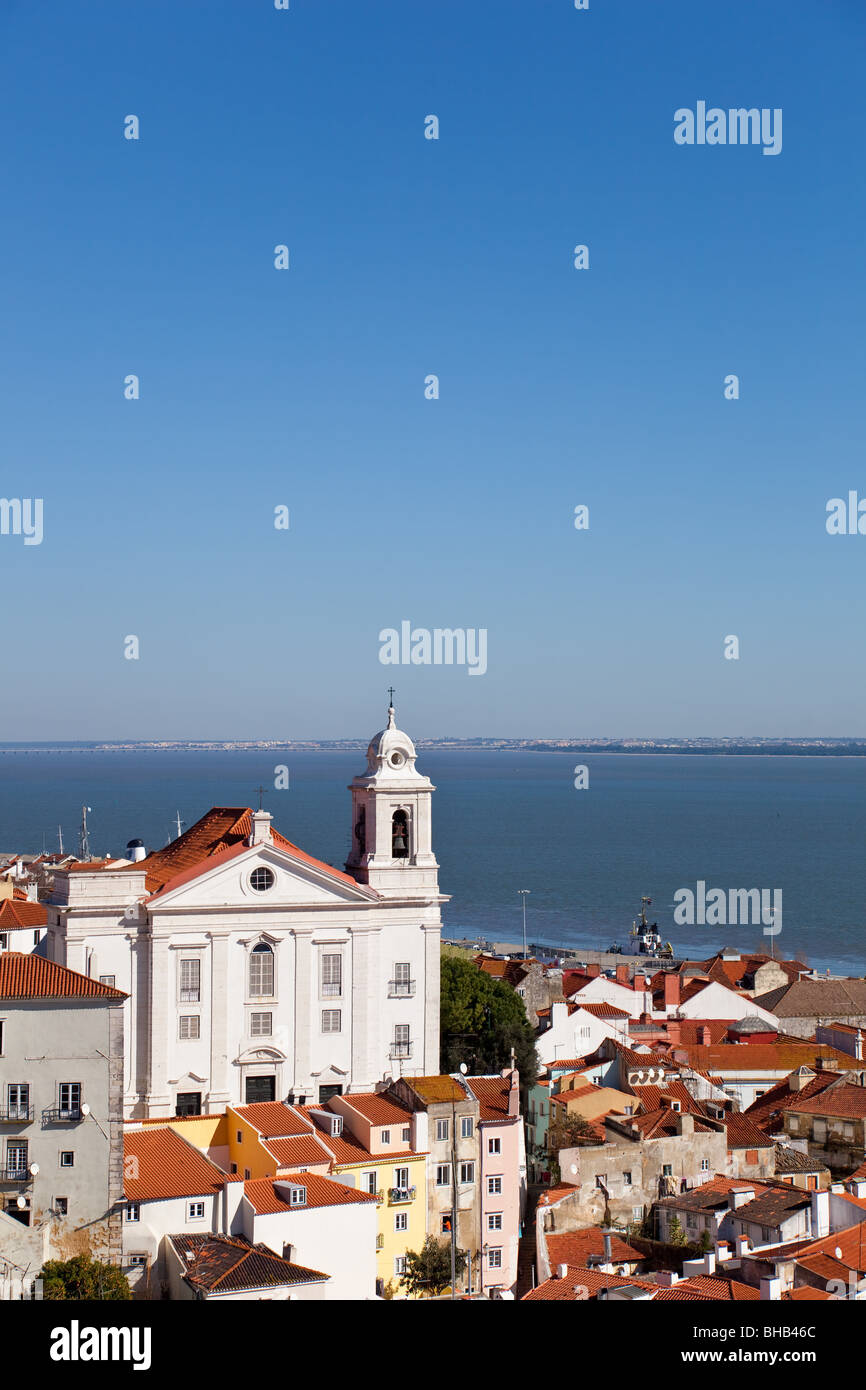 Quartiere di Alfama con Santo Estevao chiesa e il fiume Tago estuario visto da Miradouro de Santa Luzia. Lisbona, Portogallo. Foto Stock