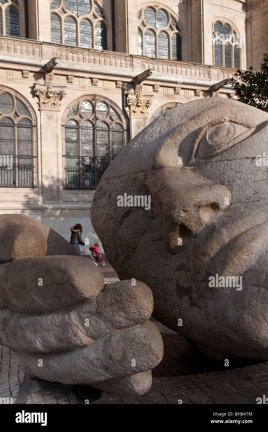 La scultura di un volto e la mano accanto alla chiesa di Saint Eustache con la madre e il bambino nel carrello Foto Stock