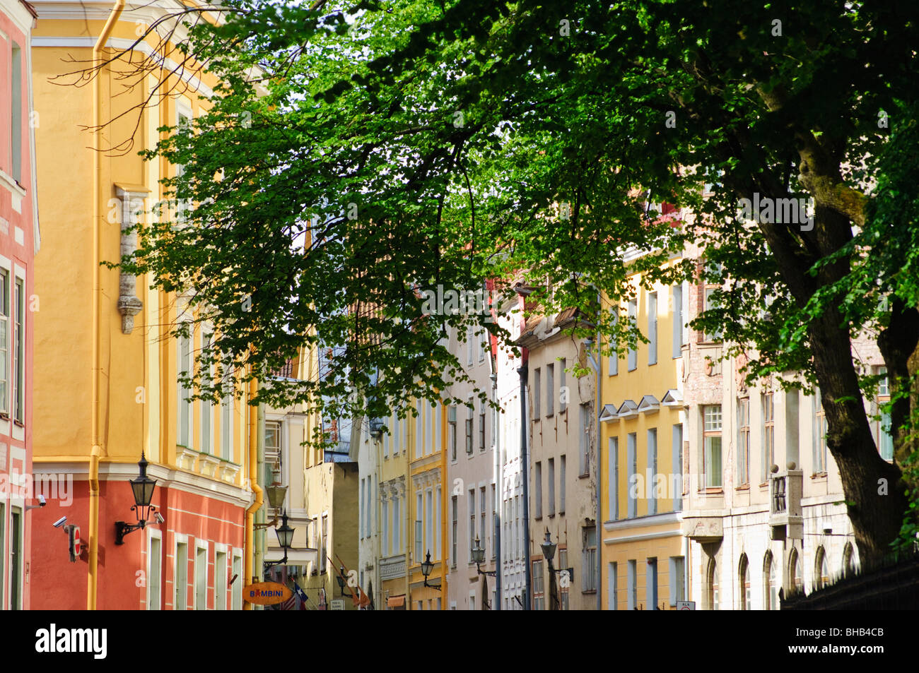Una strada nella Città Vecchia di Tallinn, Estonia. Foto Stock