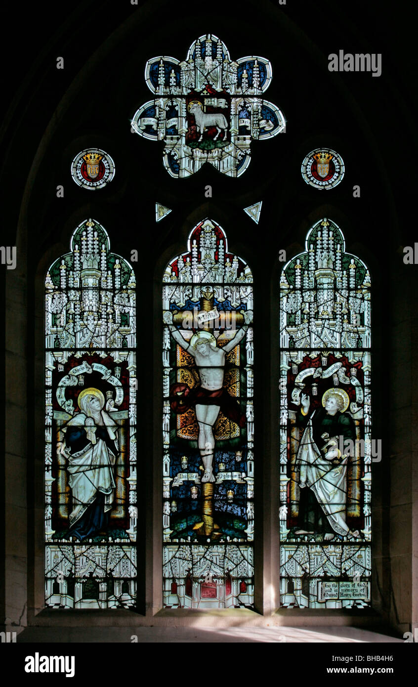 Una finestra di vetro colorato da Charles Eamer Kempe raffigurante la Crocifissione di Gesù, St Cuthbert, Kildale, North Yorkshire Foto Stock