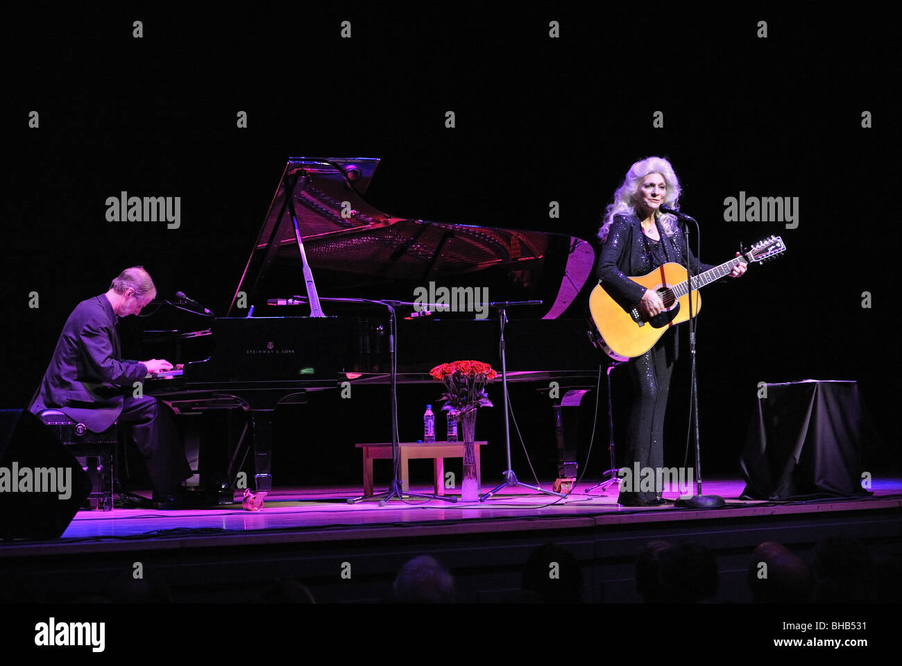 Judy Collins eseguire con Russell Walden al pianoforte, a Birmingham Town Hall, Regno Unito, 7 febbraio 2010. Foto Stock