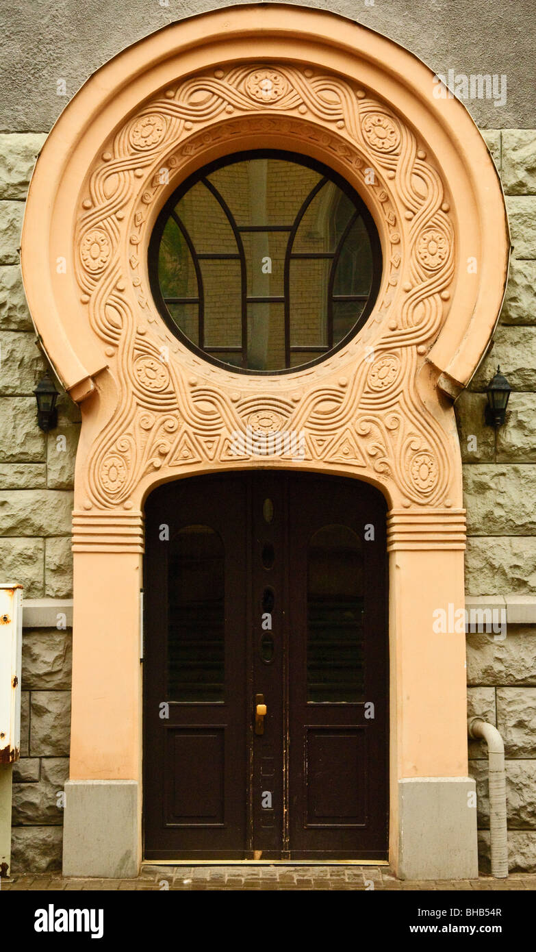 Portale decorato in stile Art Nouveau Distretto di Riga, Lettonia Foto Stock