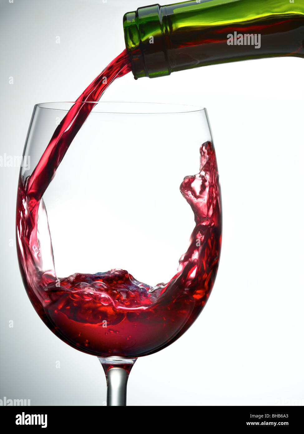 Versando il vino rosso Foto Stock