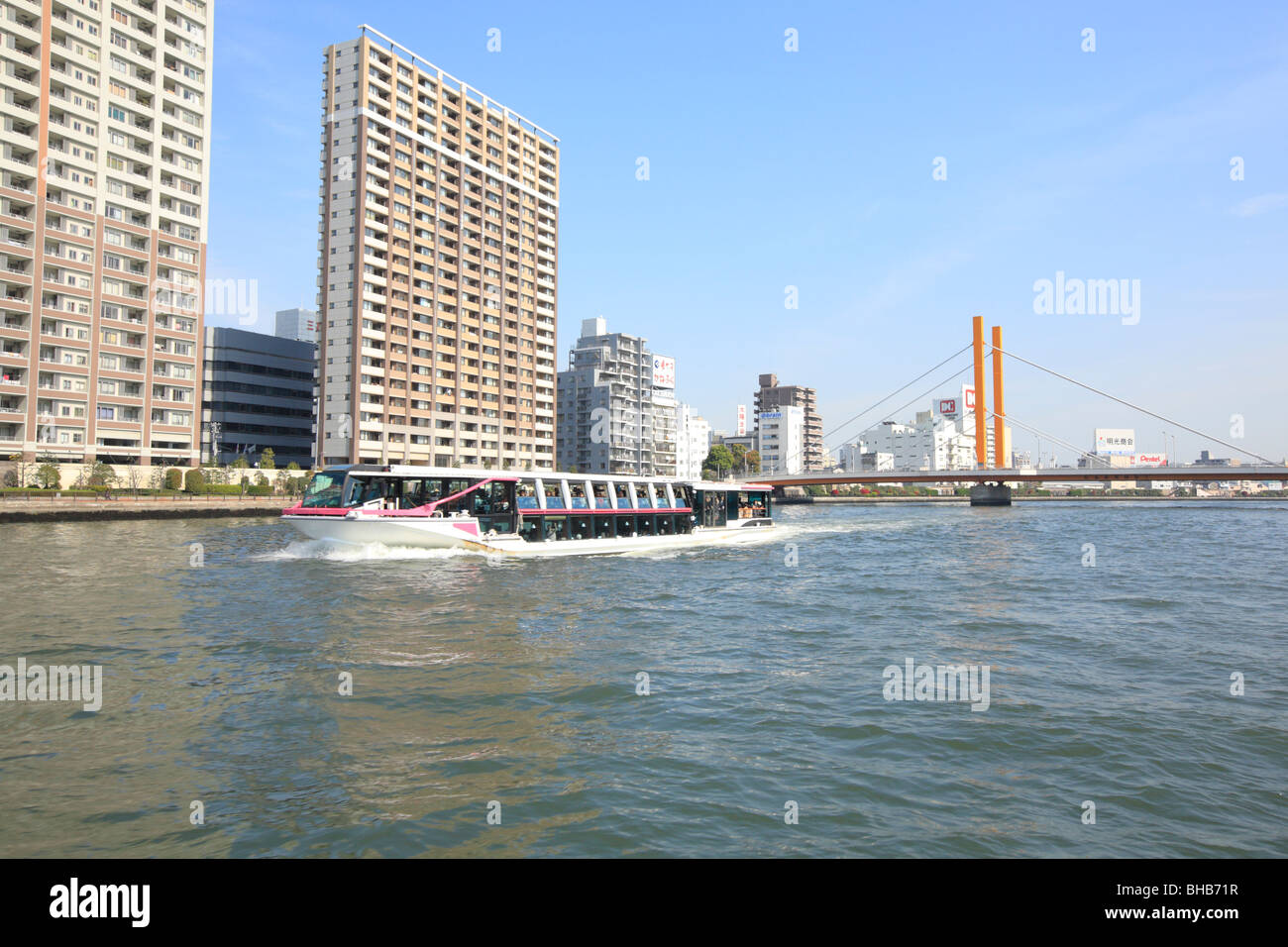 Giappone, Prefettura di Tokyo, Sumida Ward, taxi d'acqua nel fiume Sumida, Shin-Ohashi Bridge in background Foto Stock