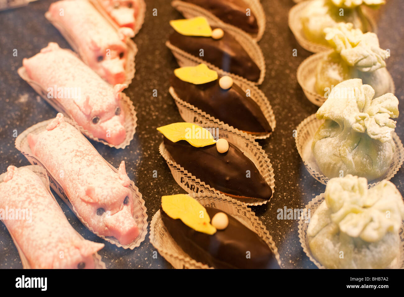 Prodotti di pasticceria francese per la vendita in una pasticceria a Parigi, Francia Foto Stock