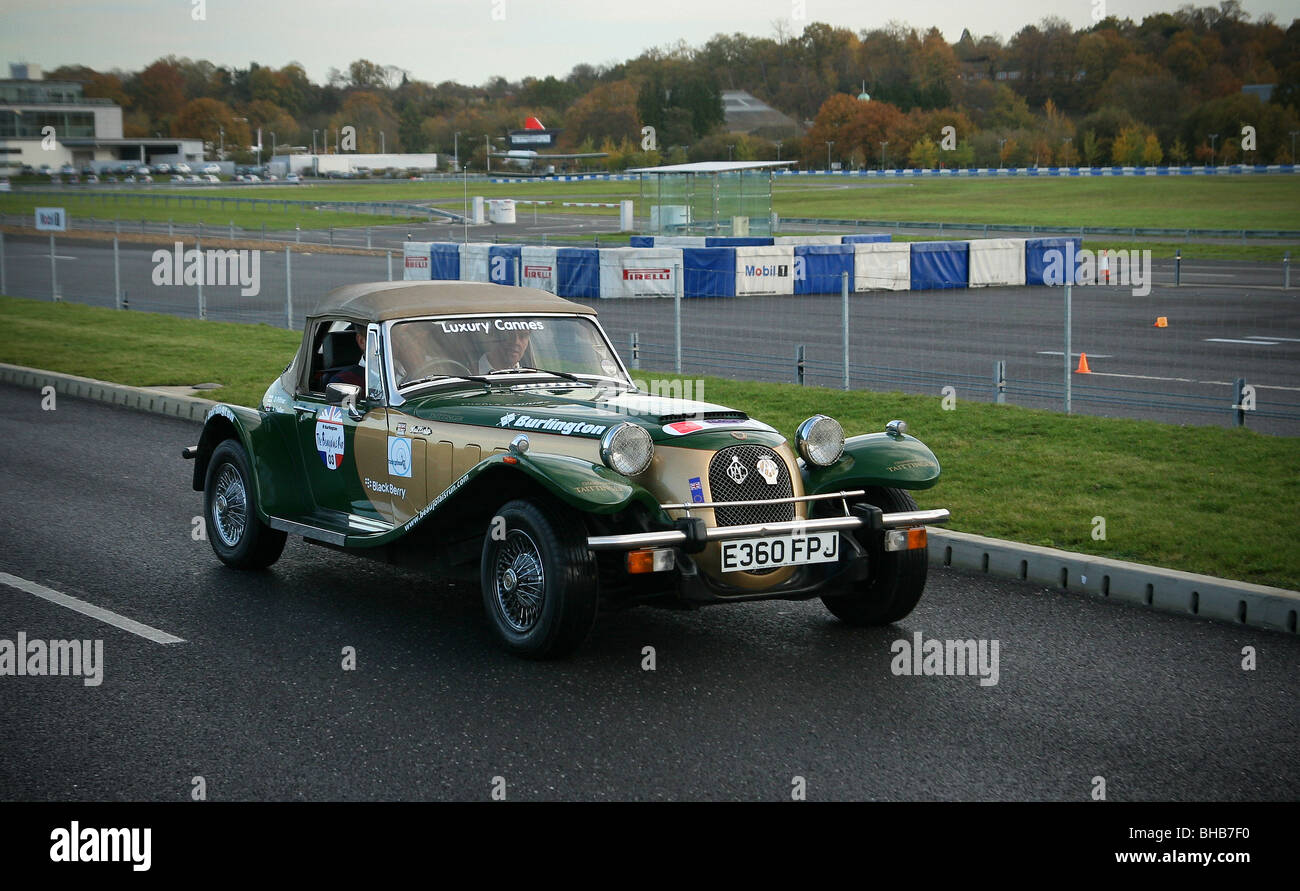 Panther lasciando Brooklands per l'inizio del 2009 Burlington Beaujolais Run Foto Stock