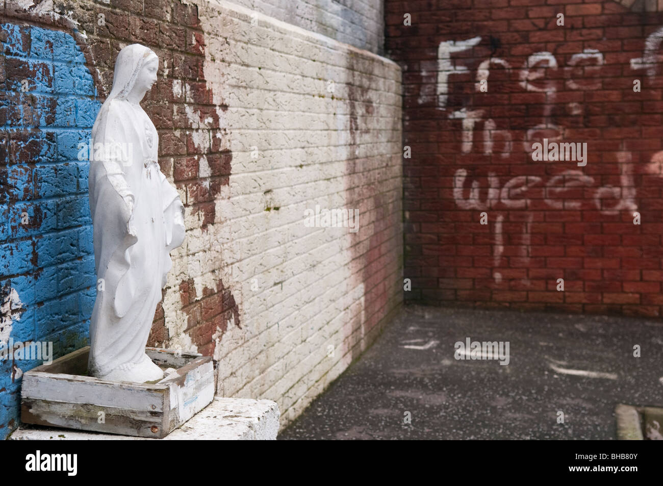 Graffiti dicendo "libera la weed' accanto a una statua della Vergine Maria. Foto Stock