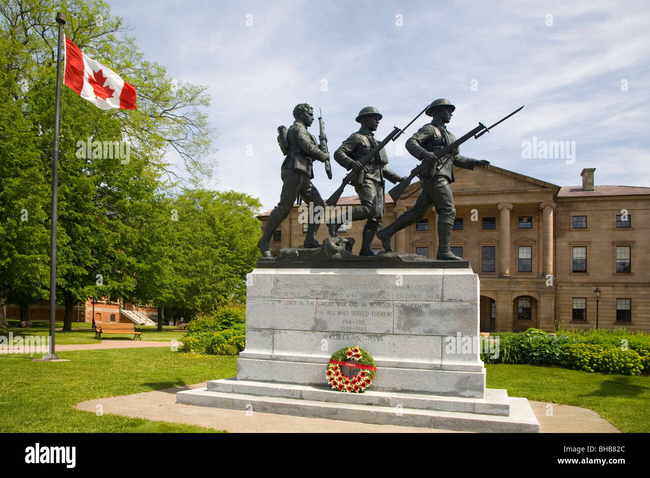 Charlottetown Memoriale di guerra con la Provincia casa sullo sfondo. Situato in Charlottetown, Prince Edward Island. Foto Stock