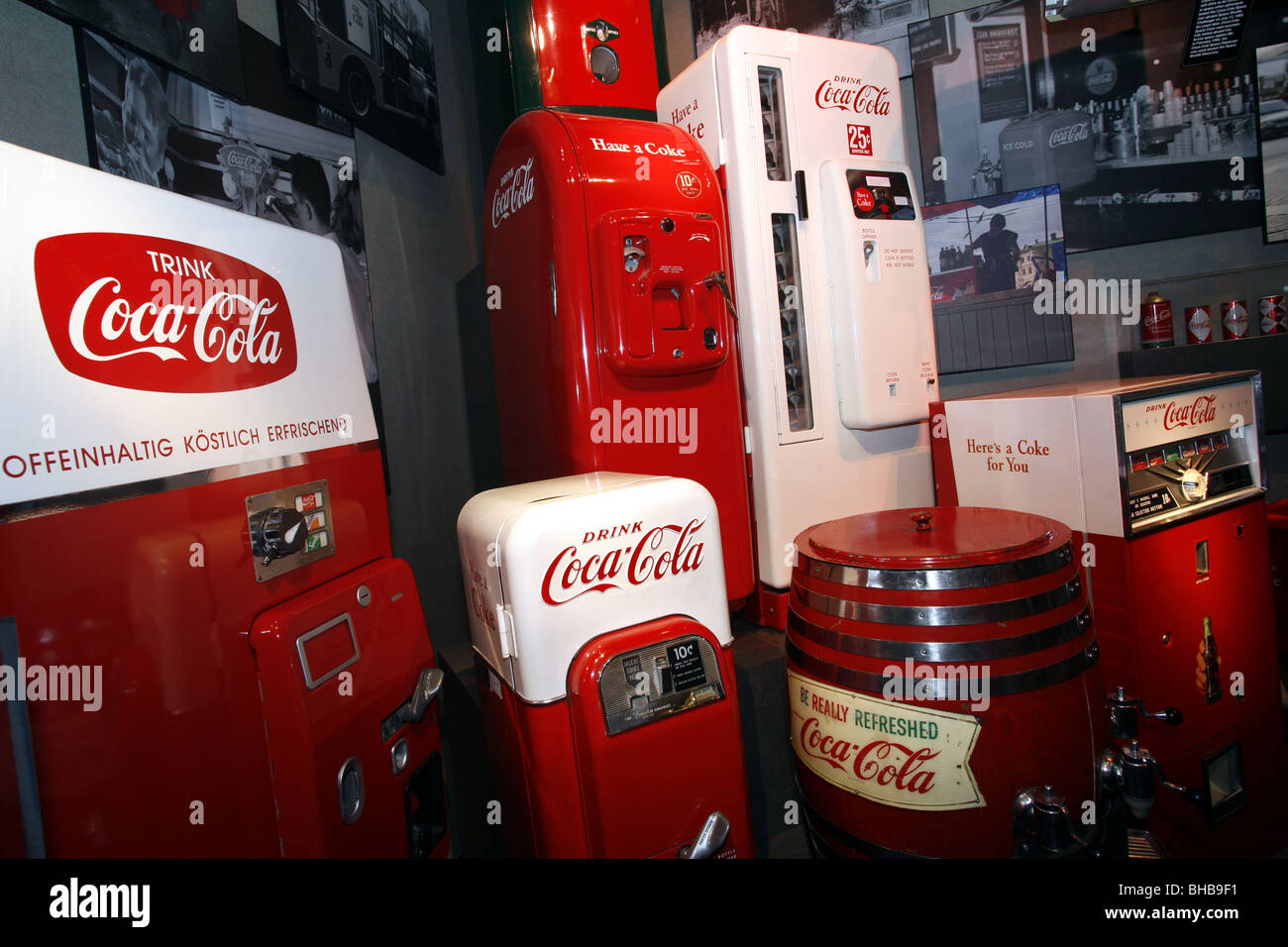 Vintage distributori automatici mostra, World of Coca Cola, Atlanta, Georgia, Stati Uniti d'America Foto Stock