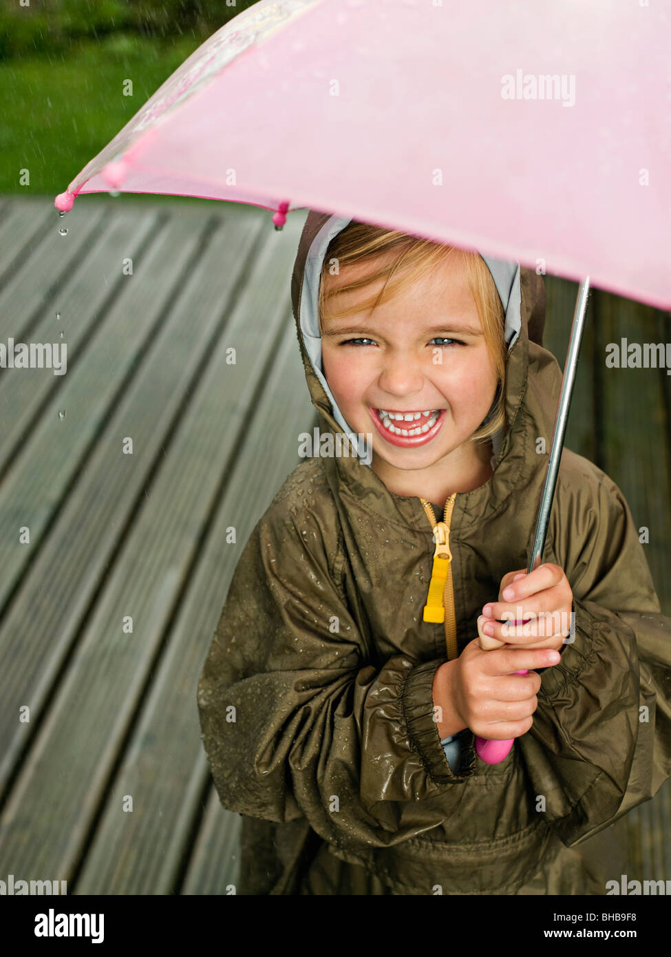 Una giovane ragazza sotto un ombrello Foto Stock