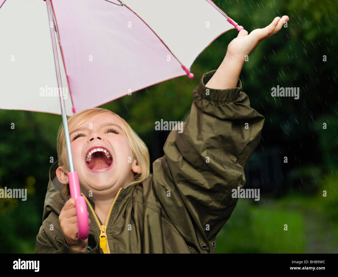 Ragazza singolazione tenendo un ombrello Foto Stock